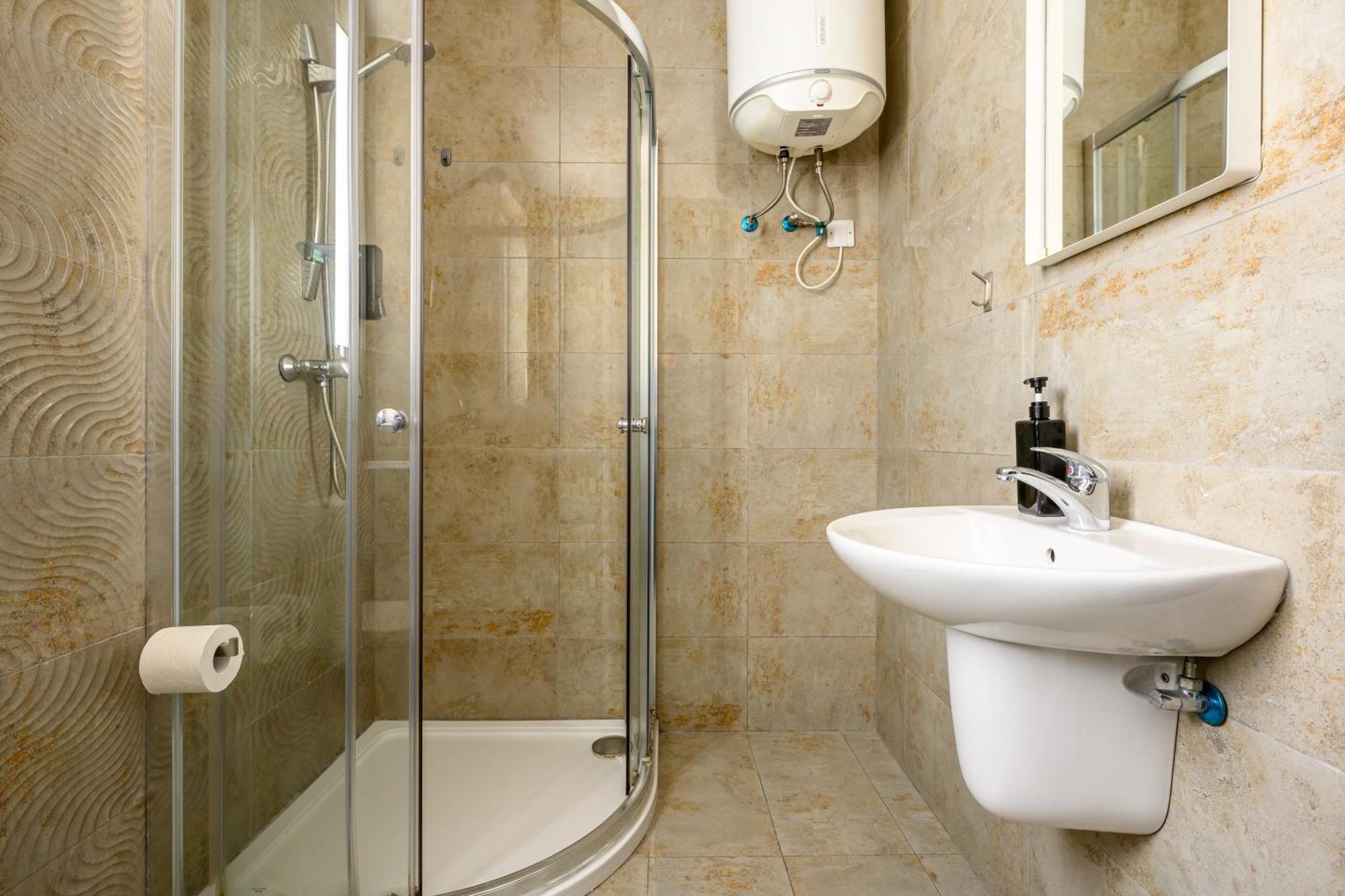 F11 Room 3, Private Room Two Single Beds Shared Bathroom In Shared Flat Msida Dış mekan fotoğraf
