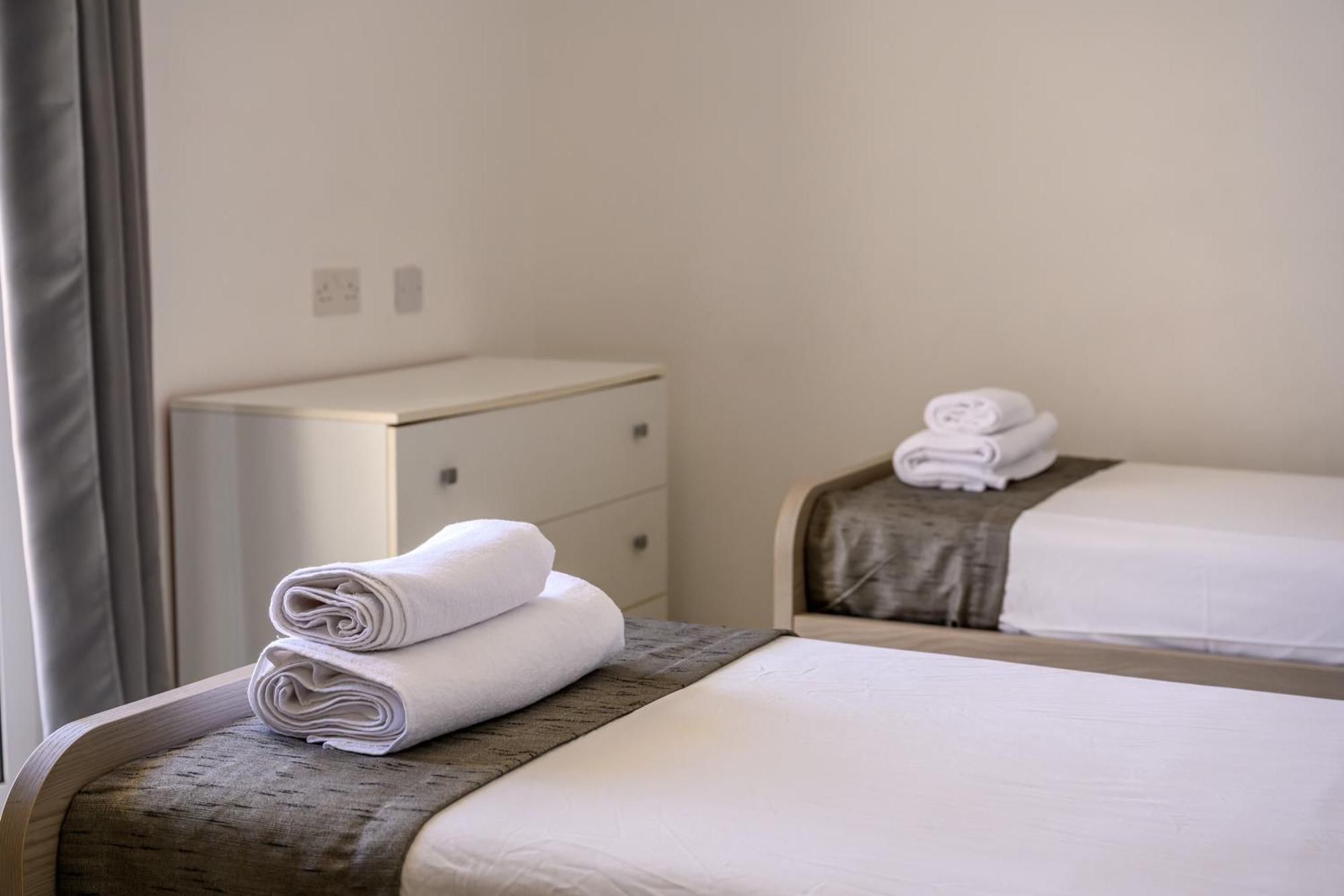 F11 Room 3, Private Room Two Single Beds Shared Bathroom In Shared Flat Msida Dış mekan fotoğraf