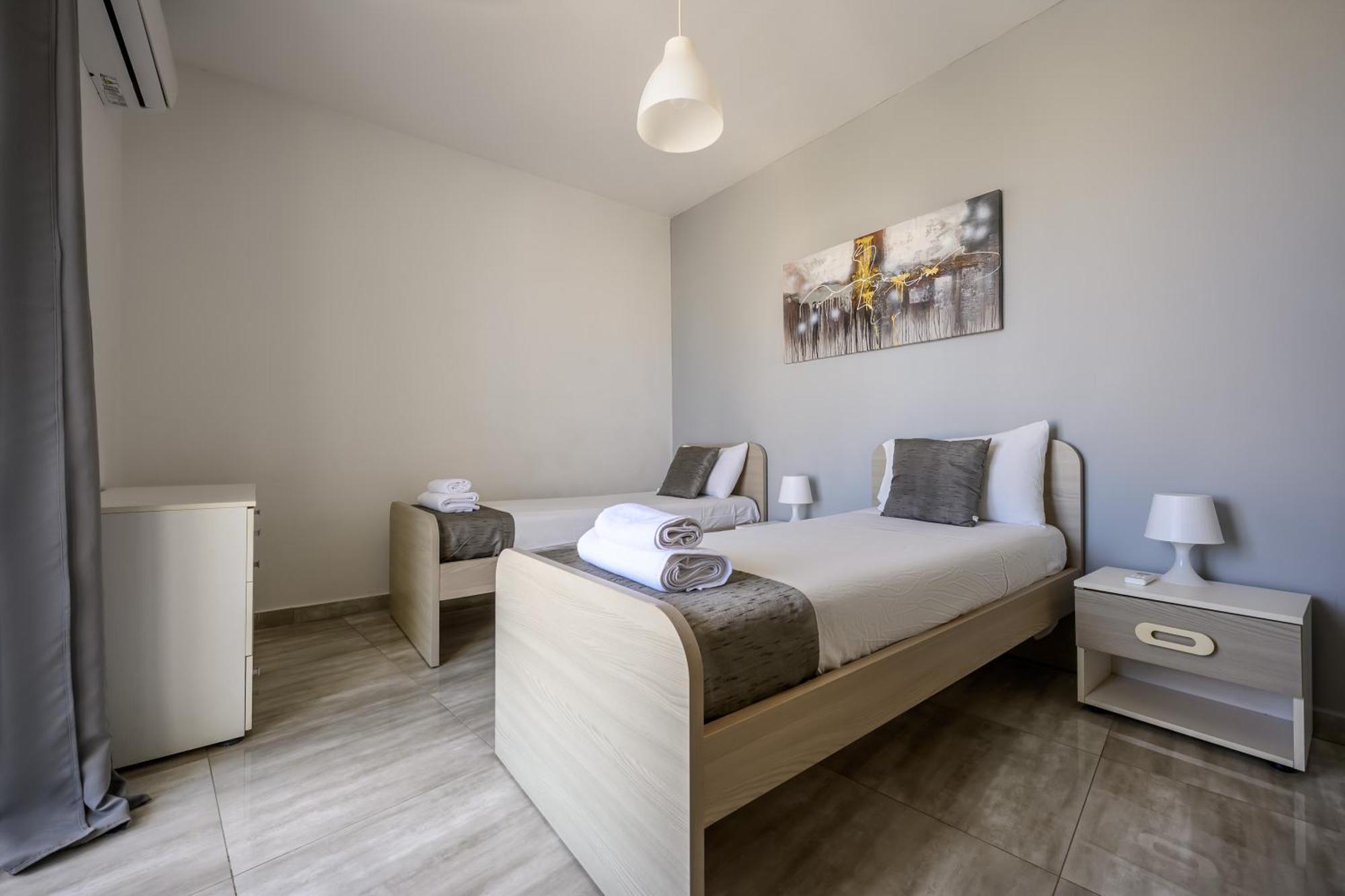 F11 Room 3, Private Room Two Single Beds Shared Bathroom In Shared Flat Msida Dış mekan fotoğraf